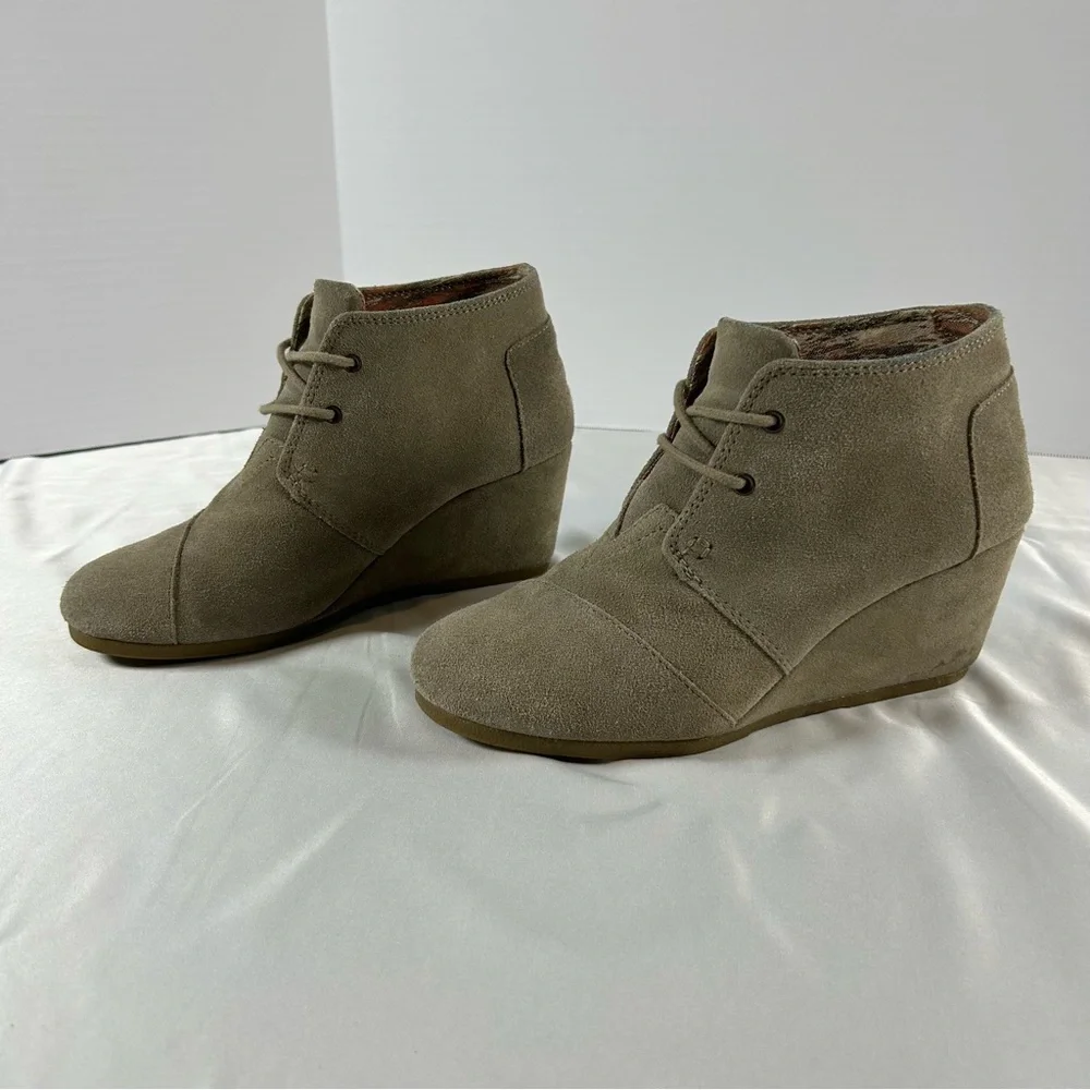 TOMS Women’s Suede LaceUp Wedge Ankle Bootie Comfortable, Size 8‎
